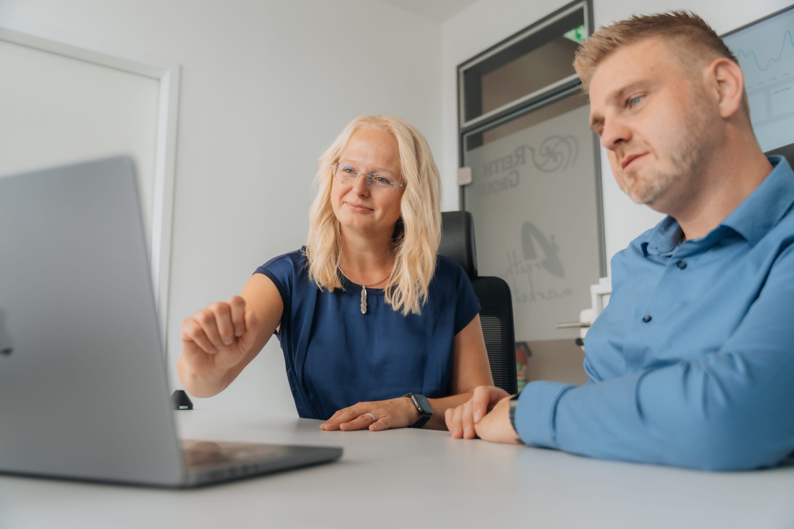 Justine Reith und Alexander Reith besprechen gemeinsam Arbeitsergebnisse.