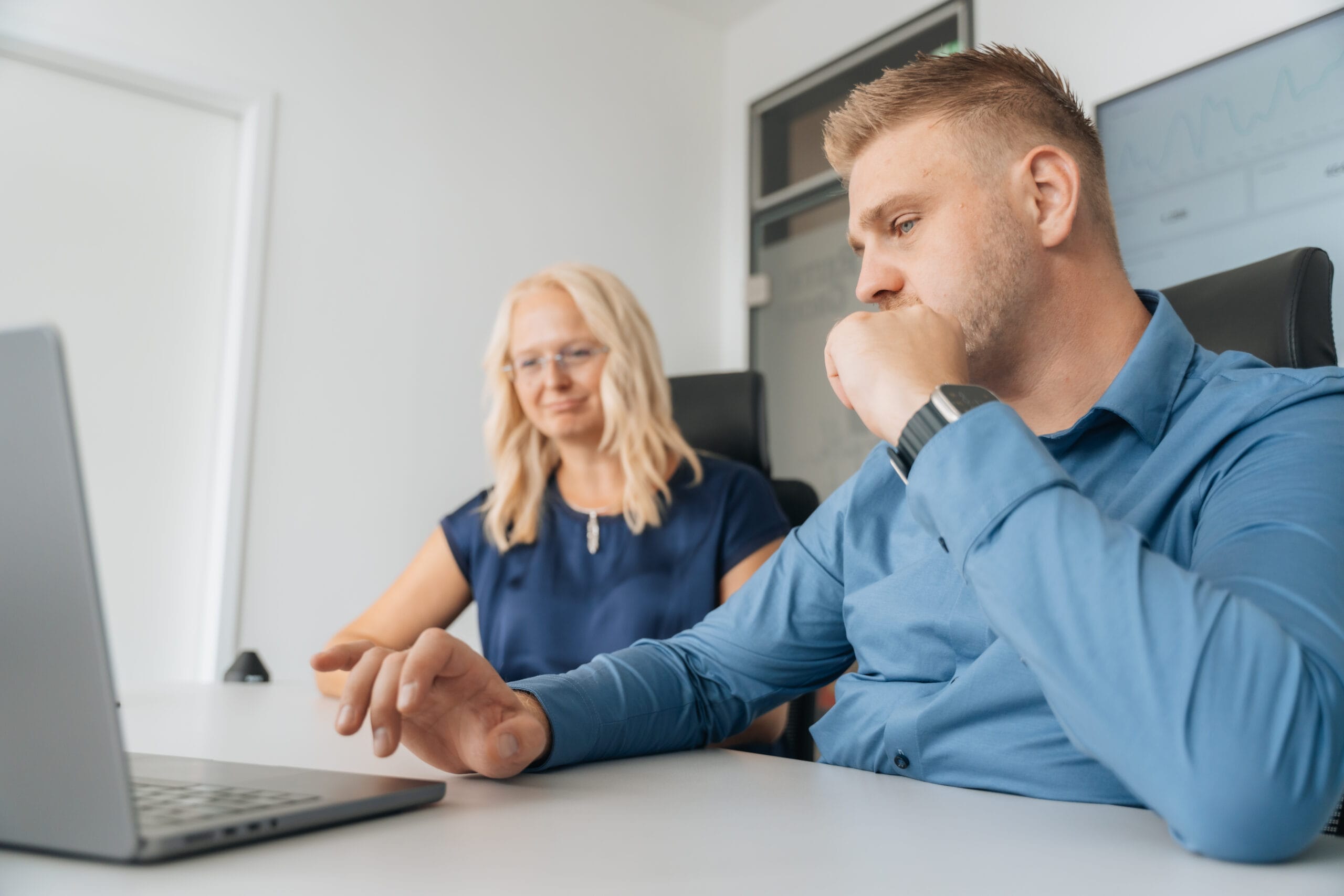 Zwei Marketingberater analysieren eine digitale Marketingstrategie am MacBook bei reith.marketing.